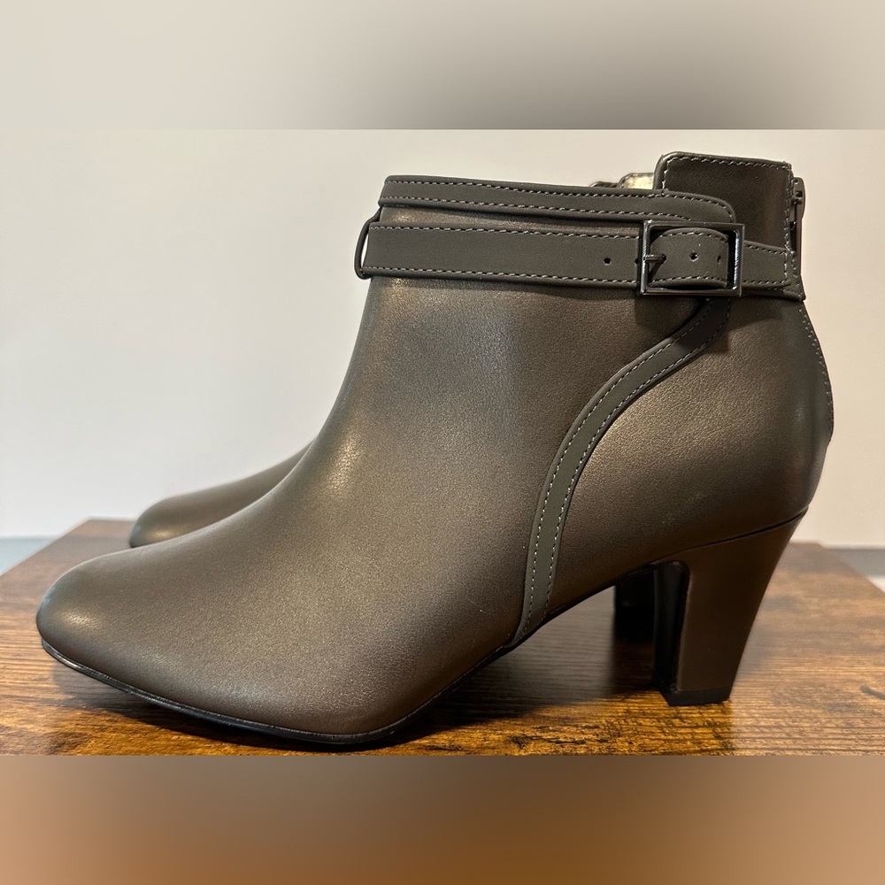 Easy Street Women’s Pewter Raina Booties  NWT Size 7.5 Double Wide